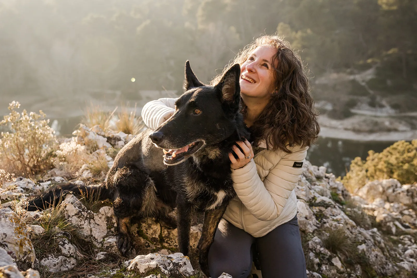 Chien heureux avec son maitre